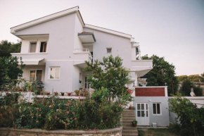 Гостиница Gjoni Apartments  Улцинь